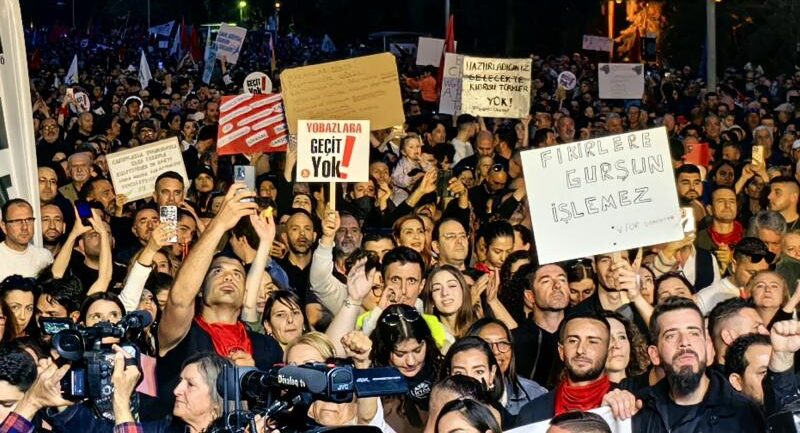 28 Şubat hevesindeler! KKTC’de başörtüsüne karşı sokağa çıktılar
