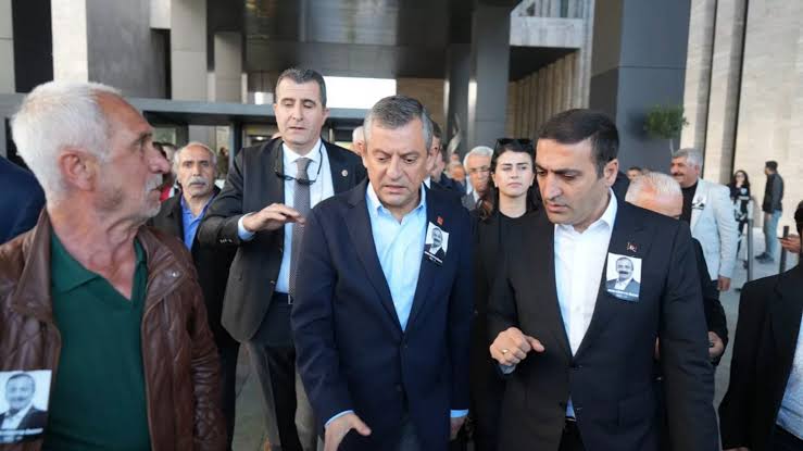 Siyasete bir saldırı daha! Özgür Özel’e gerçekleştirilen saldırının detayları…