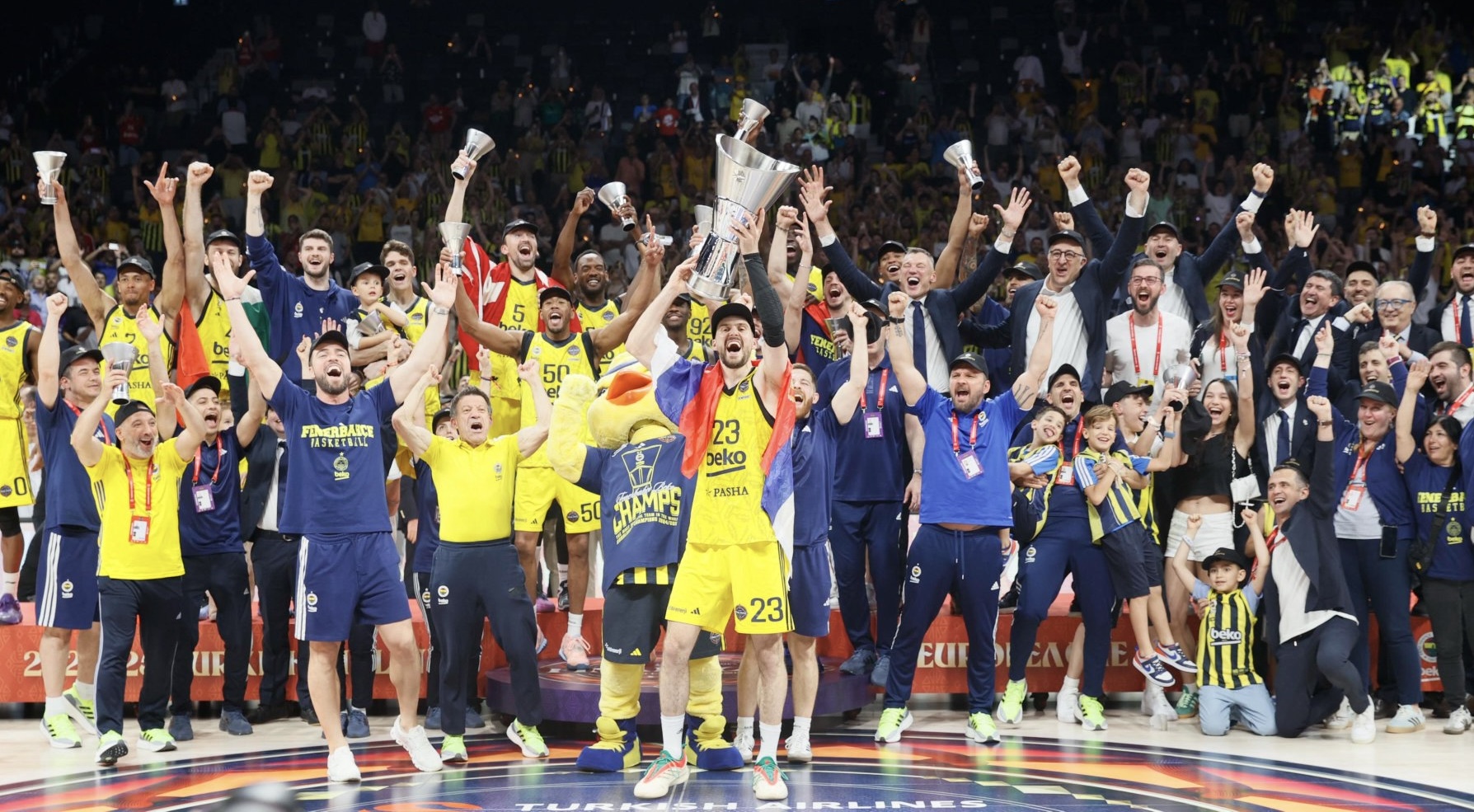 Fenerbahçe Beko Avrupa’nın zirvesinde! EuroLeague kupası yeniden İstanbul’da