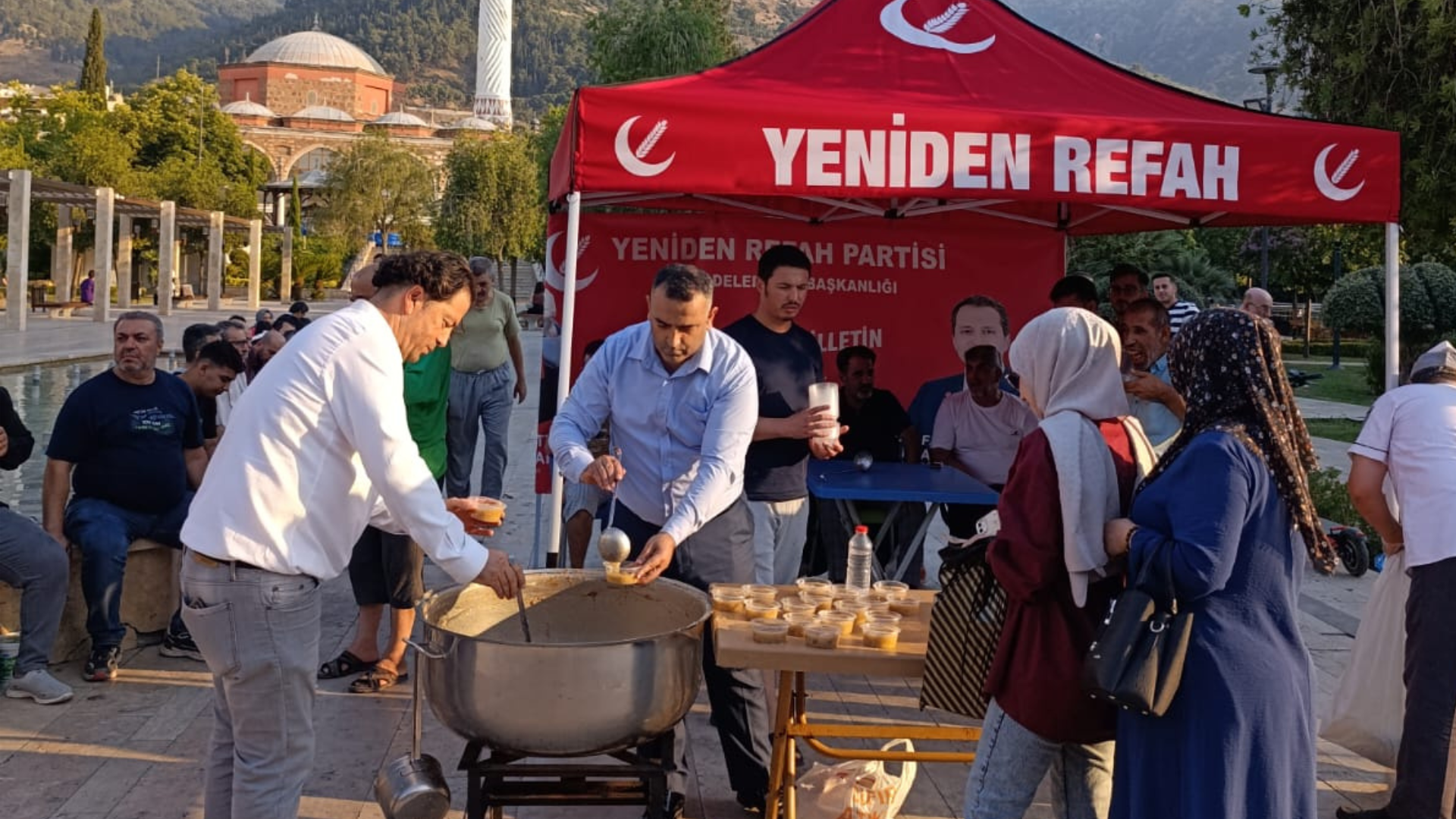 Başkan İbrahim Şahin vatandaşlara aşure ikram etti!