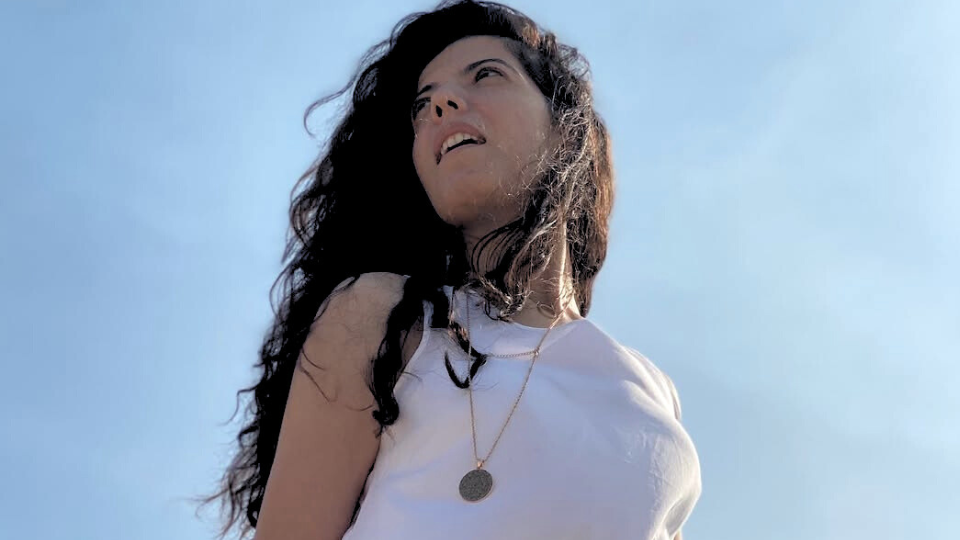 Neslihan: Müziğimin insanlara iyileştirme, dayanışma ve umut verme aracı olmasını istiyorum!