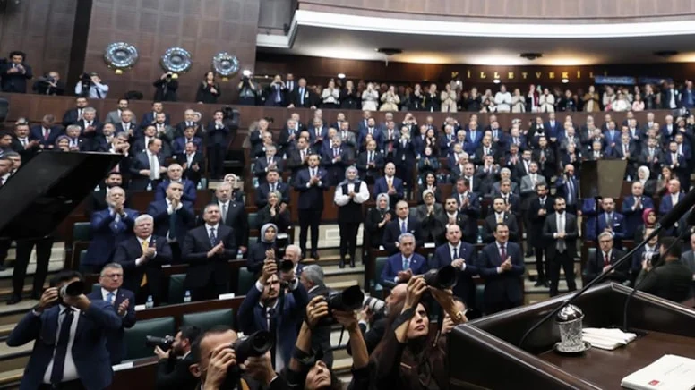 AK Parti’de ‘Öcalan’ rahatsızlığı: Kapalı toplantıda “Seçmen uzaklaşıyor” uyarısı