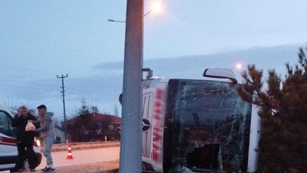 Burdur’a yolcu otobüsü devrildi: 12 yaralı