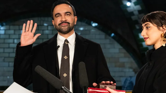 ABD’de tarihi kare: Elini Kuran’a bastı, besmeleyle başladı