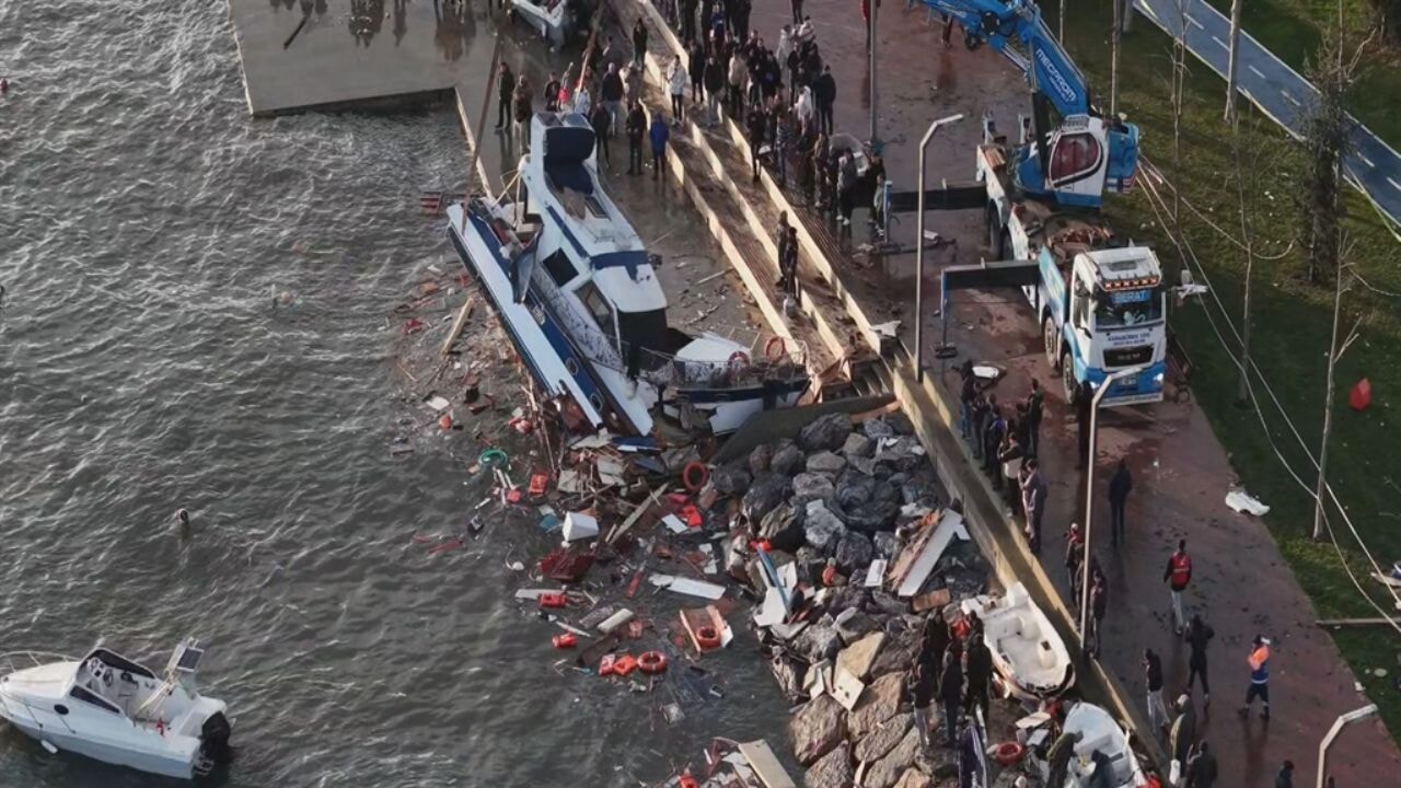 İstanbul’da fırtına; 89 çatı uçtu, 45 ağaç devrildi