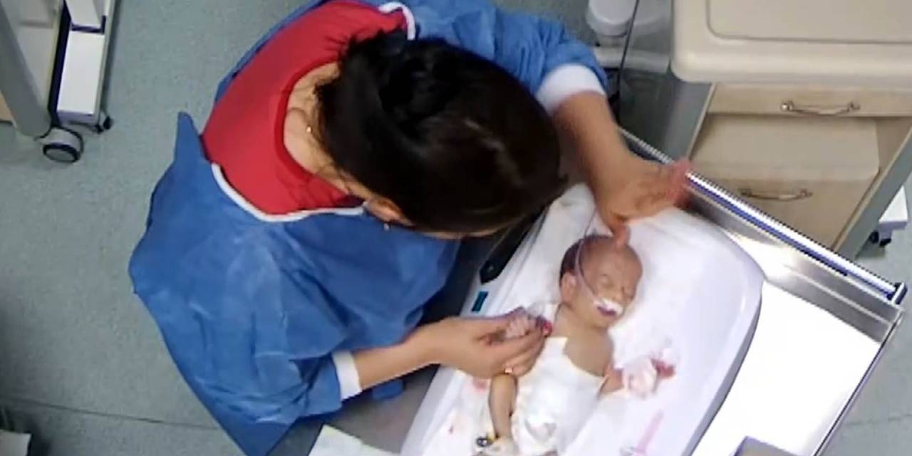 Korkunç görüntüler: Vicdansız hemşire bebeği darp ederek engelli bıraktı!