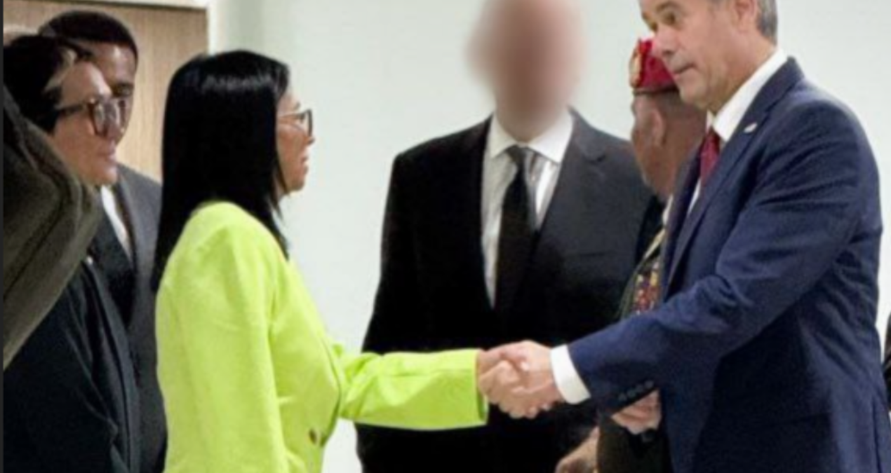 Venezuela’nın yeni başkanı ile  CIA direktörü el sıkıştı