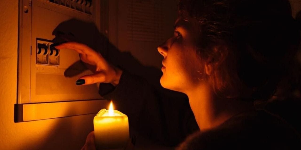 İzmir’de elektrik krizi: 18 ilçede 44 kesinti, 8 saati bulacak!