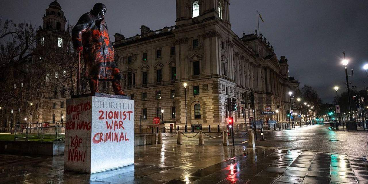 Londra’da Churchill heykeline protesto: “Siyonist savaş suçlusu”