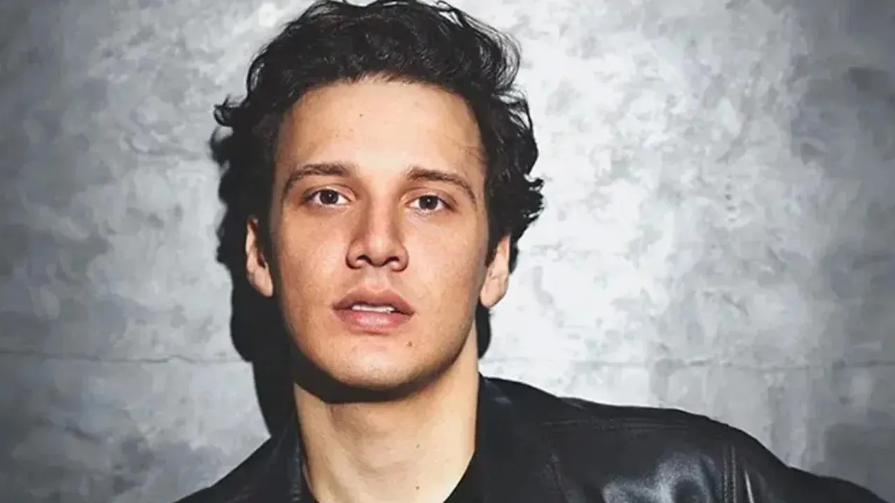 Şarkıcı Edis havalimanında gözaltına alındı!