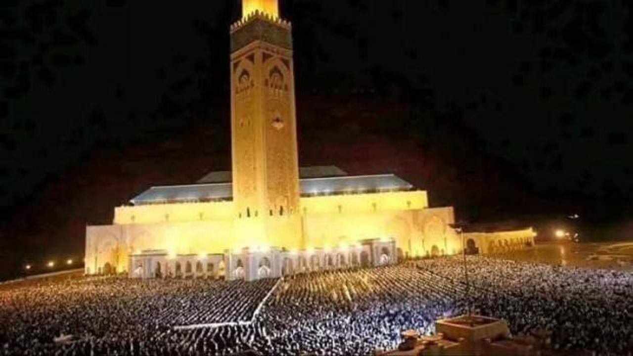 Fas’ta tarihi görüntüler: Kadir Gecesi’nde 900 bin kişiyle teravih namazı