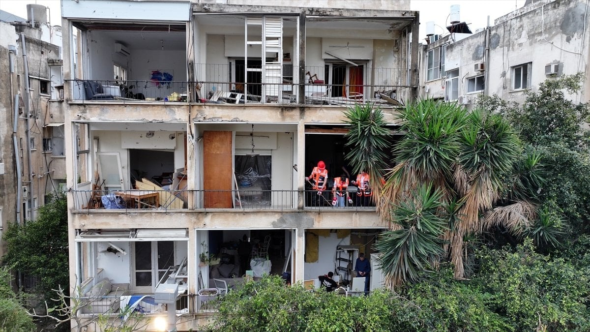 İran’ın hedef aldığı Tel Aviv’de hasar alan binalar görüntülendi