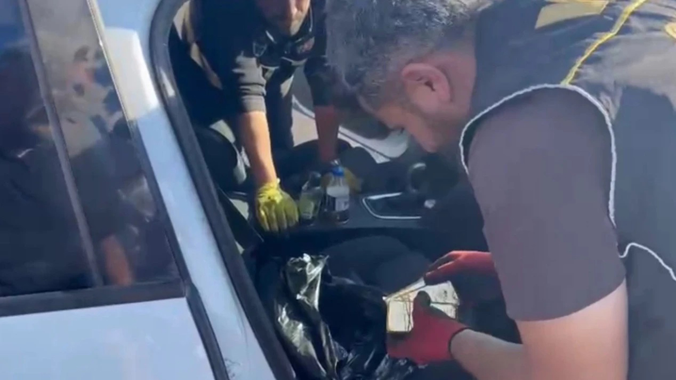 Durdurulan araçtan servet çıktı