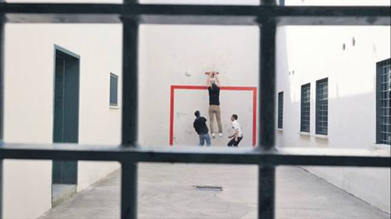 Binlerce çocuk demir parmaklıklar ardında