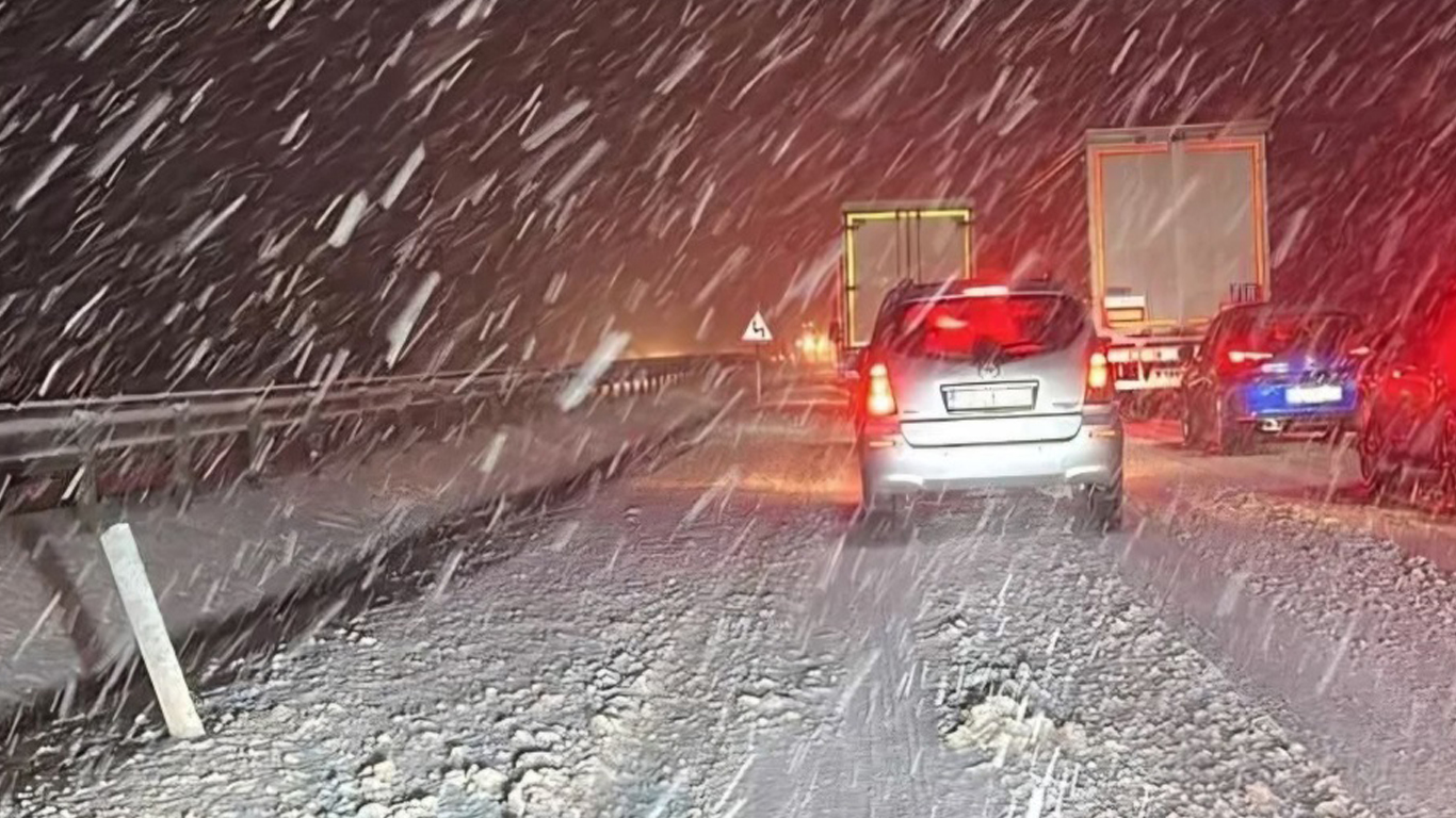 Afyonkarahisar’da Mayıs ayında kar esareti yolları kapattı