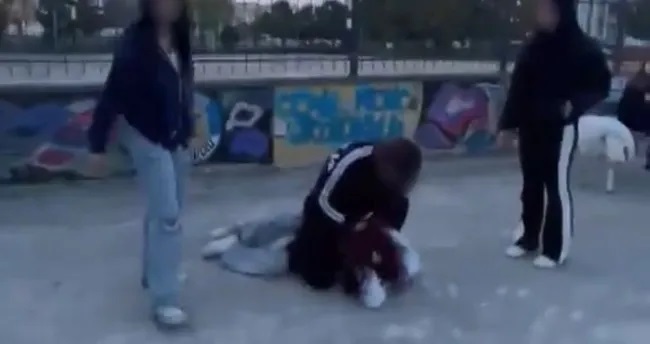 Akran zorbalığı bu kez okul bahçesinde
