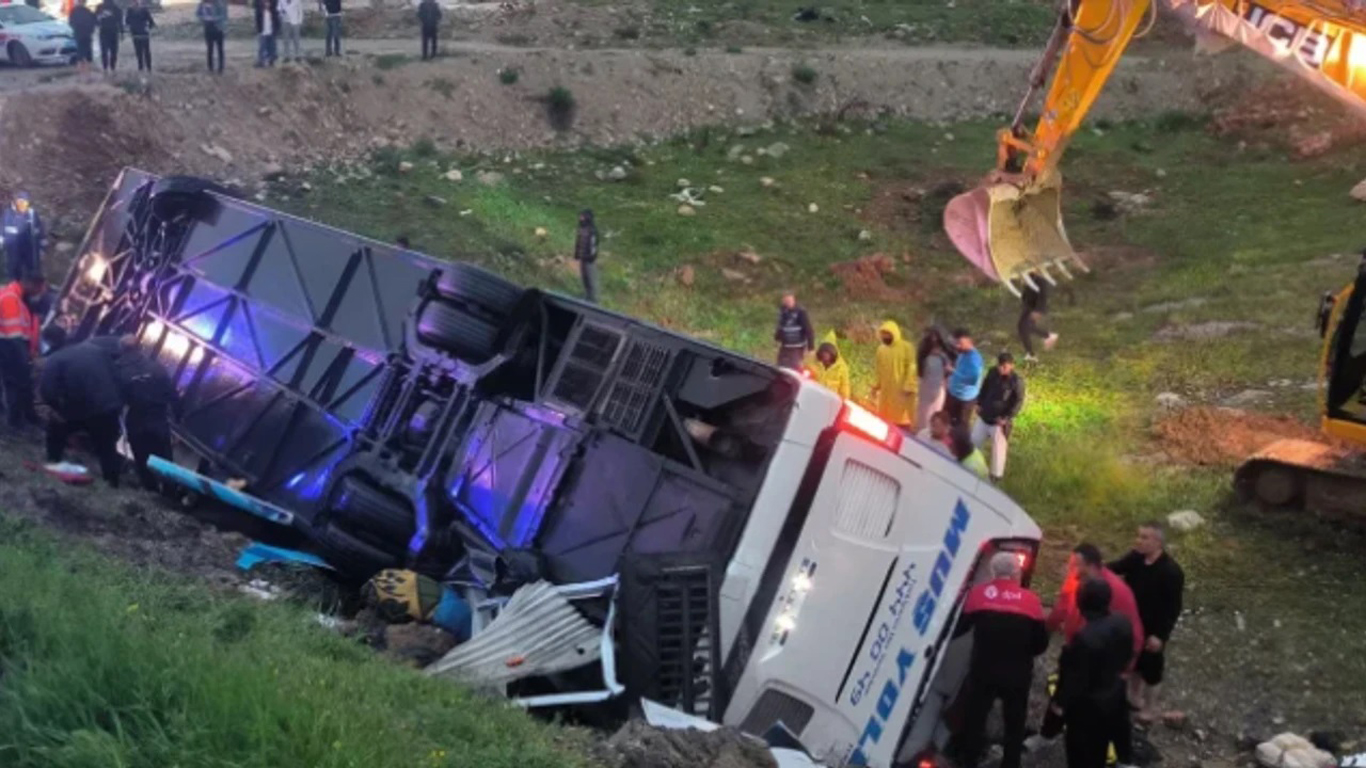 Şarampole devrilen otobüste 4 ölü 40 yaralı