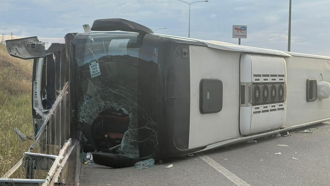 Devrilen yolcu otobüsündeki 25 kişi yaralandı