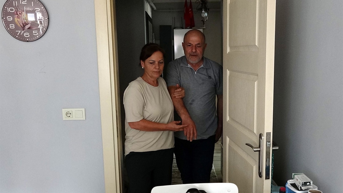 Gözlükten kurtulmak istedi gözünden oldu