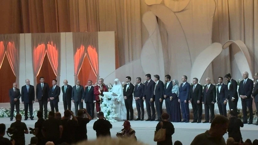 Davutoğlu’nun oğlunun nikahında siyasilerde soğuk rüzgarlar esti! Erdoğan mesafe koydu