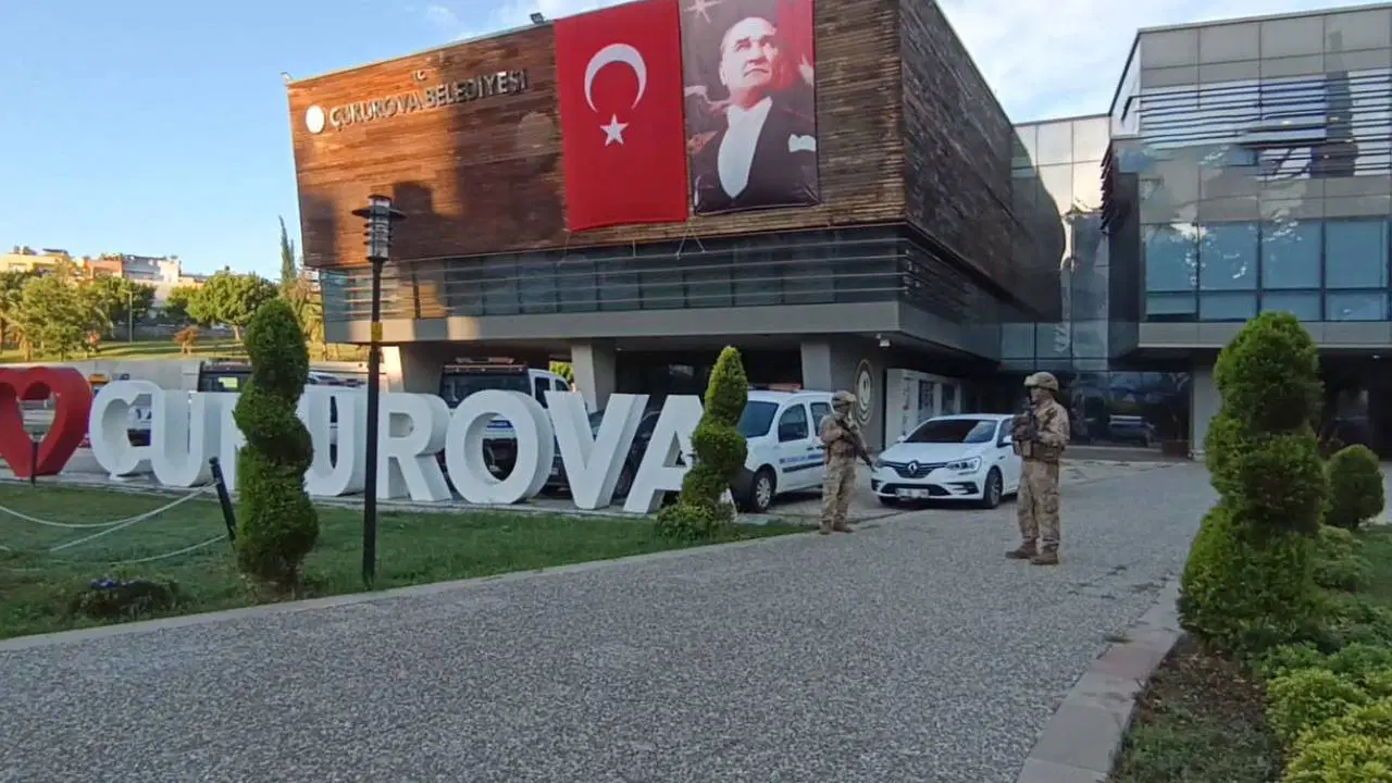 Çukurova Belediye Başkanı Emrah Kozay ve Eski Başkan Soner Çetin Tutuklandı