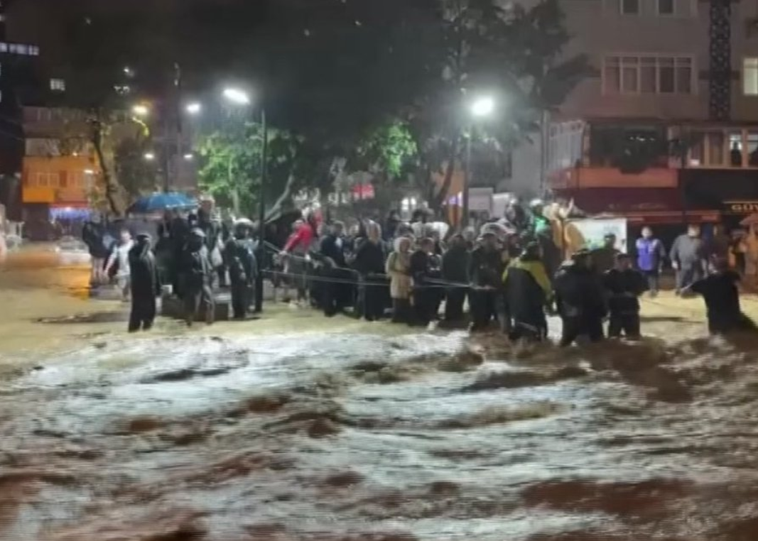İstanbul’u teslim alan afet son 41 yılın rekoru oldu! 2 can aldı